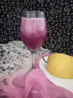 A summer drink of violet kale