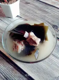 Ribbon seaweed soup