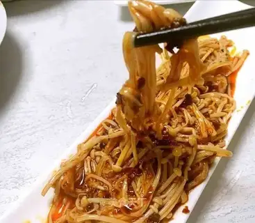 Red-oiled needle mushrooms