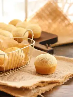 A gravy cheese snack
