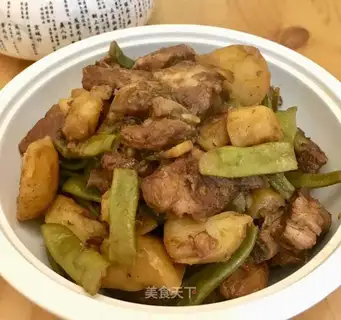 Chestbone and potatoes and beans