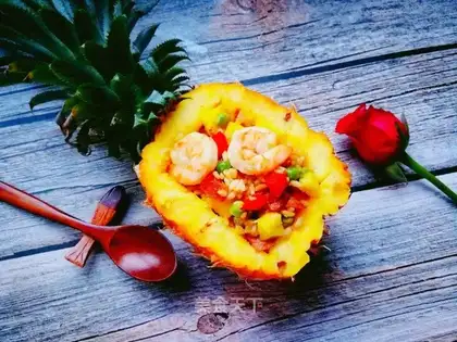 Curry pineapple fried rice