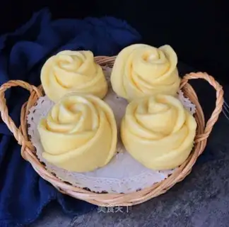 Pumpkin rose roll