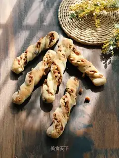 raisin nut breadstick