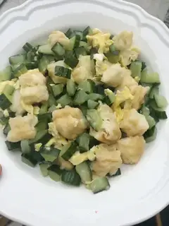 Oil cucumber fried eggs