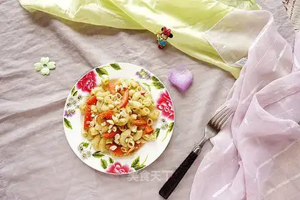 A macaroni with peanuts
