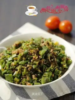 Snow gravy meat and four season beans