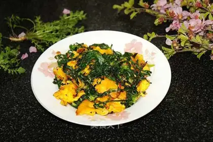 Cracker and egg yolk