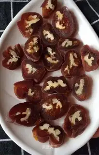 Tomato roll walnuts