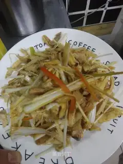 The cold hand tore the chicken