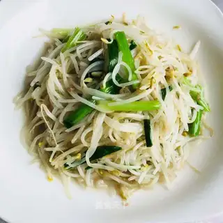 Onion fried green bean sprouts