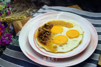 Meat sauce and eggs