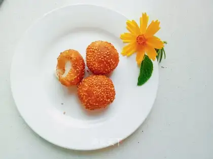 Cracker-smelling ball