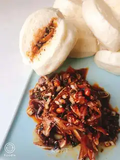 Sweet buns with red oil and pig ears