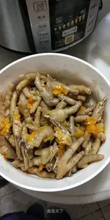 An appetizer chicken claw