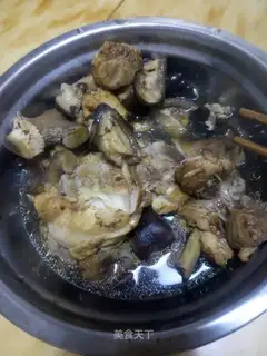 A chicken leg with mushrooms