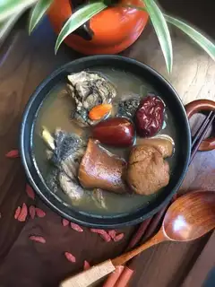 Wild fungus chicken soup