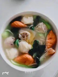 Seafood clouds swallow noodles