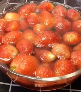 Strawberry cans