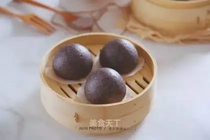 Black rice buns