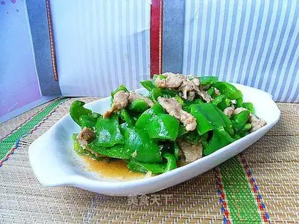 Fried pork slices with green peppers