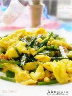 Scrambled eggs with leek flowers