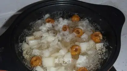 Rock sugar, white fungus and pear soup