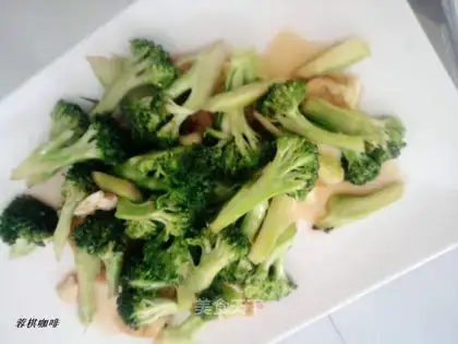 Fried eggs with broccoli