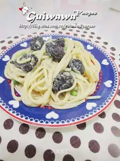 Spaghetti with sausage and garlic milk sauce