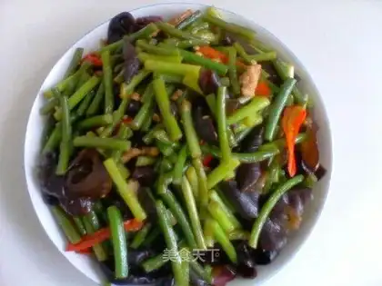 stir-fried black fungus with garlic moss