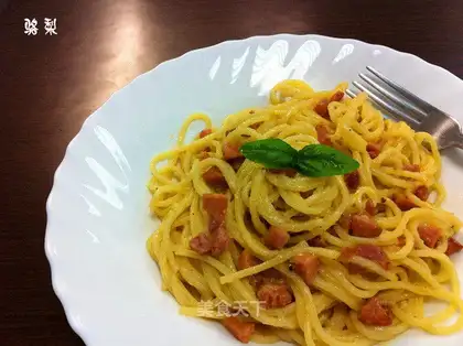 Spaghetti with egg cheese