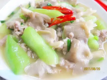 stir-fried loofah mushroom and pork minced