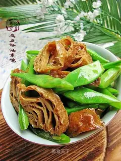 stir-fried vegetarian chicken in oil with lentils