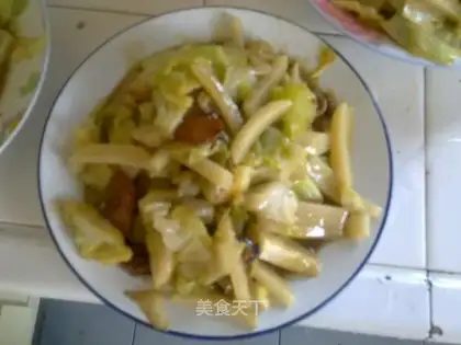 Fried rice cake with cabbage and pork