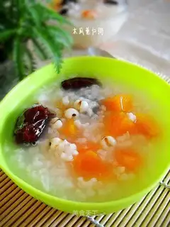Papaya and coix seed porridge