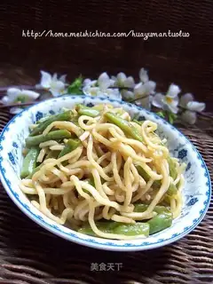 Braised noodles with chicken soup and beans