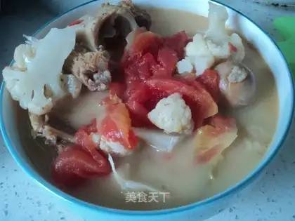 Tomato, cauliflower, stick bone soup