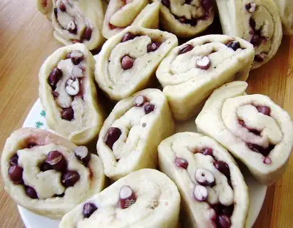 Red bean roll with blueberry sauce