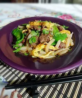 Stir-fried silver needle powder with beef tenderloin lotus beans