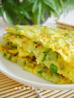 Pan-fried pigeon eggs with cucumber