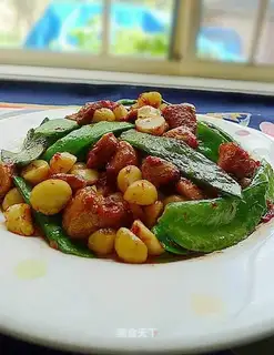 stir-fried nuts with diced chicken in XO sauce
