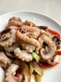 Fry mushrooms and octopus