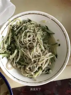 cucumbers with golden needle mushrooms