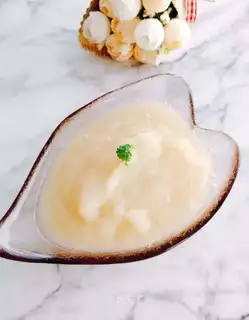 The baby stops the apple mud