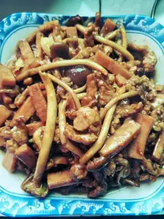 Tea mushroom fried meat