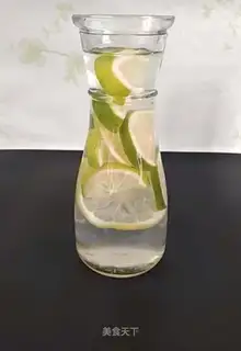 A green lemon honey water
