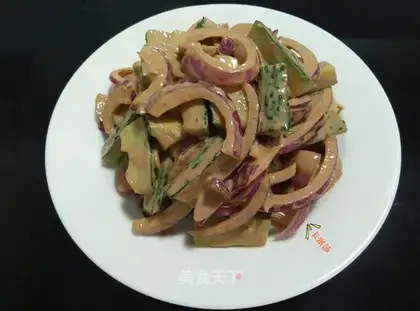 A cucumber with onions