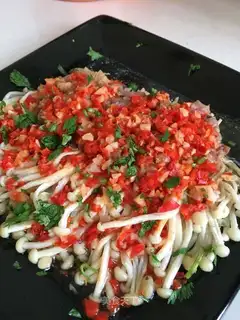 Meat-cracked peppers and gill mushrooms