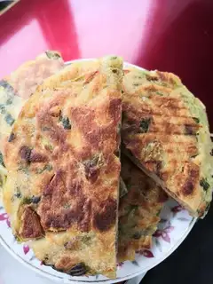 Cut the onion pizza