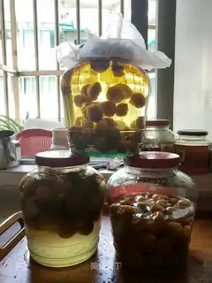 Sugar in green plums